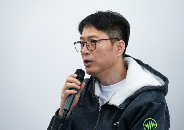 위믹스 재단은 닥사의 상폐 결정에 불복하고 가처분 소송에 나서겠다는 입장이다. 사진은 김 대표가 이날 긴급 기자 간담회를 열고 취재진에 대응 경과와 향후 계획을 설명하고 있다. 연합뉴스