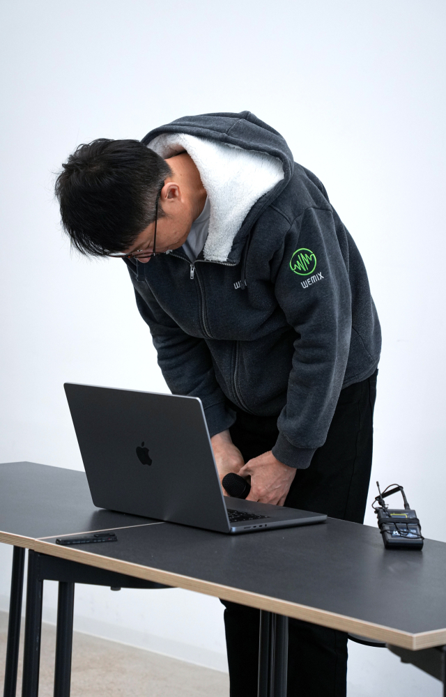 디지털자산거래소 공동협의체(DAXA·닥사)는 지난 2일 거래 유의 종목으로 지정했던 ‘위믹스(WEMIX)’를 상장 폐지하기로 결정했다. 사진은 위믹스 재단 김석환 대표가 3일 경기 성남시 테크1타워에서 긴급 기자 간담회를 열고 투자자들에게 고개 숙여 사과하고 있다. 연합뉴스