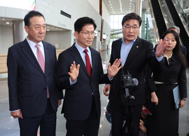 국민의힘 김문수 대선 후보가 6일 아시아태평양경제협력체(APEC) 회의장인 경북 경주시 경주화백컨벤션센터에서 취재진의 질문에 답하고 있다. 김 후보 양 옆으로는 초선·재선 대표인 엄태영·김대식 의원. 연합뉴스