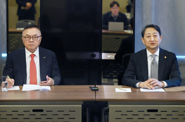 안덕근(오른쪽) 산업통상자원부 장관이 지난 6일(현지시간) 체코 프라하에 도착한 직후 기자 간담회를 갖고 체코 신규 원전 사업 최종 계약 서명이 연기된 데 대한 입장을 밝히고 있다. 왼쪽은 황주호 한수원 사장. 산업통상자원부 공동취재단 제공