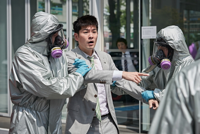 영화 ‘바이러스’에선 조연 배우로 변한 가수 장기하의 모습도 볼 수 있습니다. 장기하는 택선의 초등학교 동창인 연우를 연기하며 안정적이고 자연스러운 연기를 펼쳤습니다. 장기하와 절친한 사이로 알려진 연예인의 특별출연도 반가운 부분입니다. 바이포엠스튜디오, 더램프 제공
