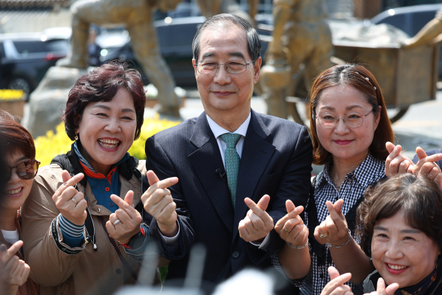 무소속 한덕수 대선 예비후보가 8일 경북 구미시 박정희 전 대통령 생가를 방문해 지지자들과 기념 촬영을 하고 있다. 연합뉴스