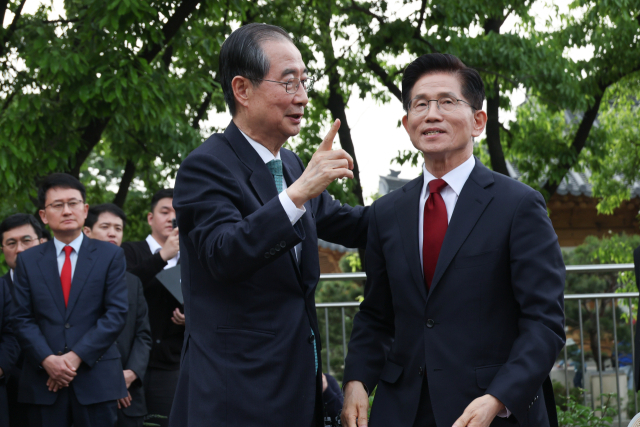 국민의힘 김문수 대선후보와 무소속 한덕수 대선 예비후보가 8일 서울 국회 사랑재에 위치한 커피숍에서 회동을 마친 후 인사하고 있다. 연합뉴스