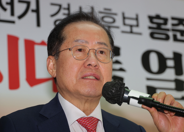 국민의힘 대선 후보 2차 경선에서 탈락한 홍준표 후보가 지난달 29일 서울 여의도 대하빌딩 선거 캠프 사무실에서 정계 은퇴 관련 기자회견을 하고 있다. 연합뉴스