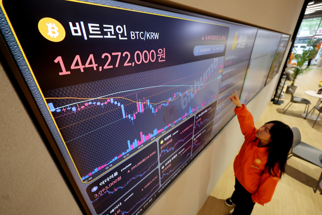 도널드 트럼프 행정부가 영국과 무역 합의를 발표했다는 소식에 긴장 완화 기대감으로 비트코인이 석 달 만에 10만 달러선을 재돌파했다. 사진은 9일 서울 서초구 빗썸라운지 강남본점 전광판에 실시간 비트코인 가격이 표시된 현황판. 연합뉴스