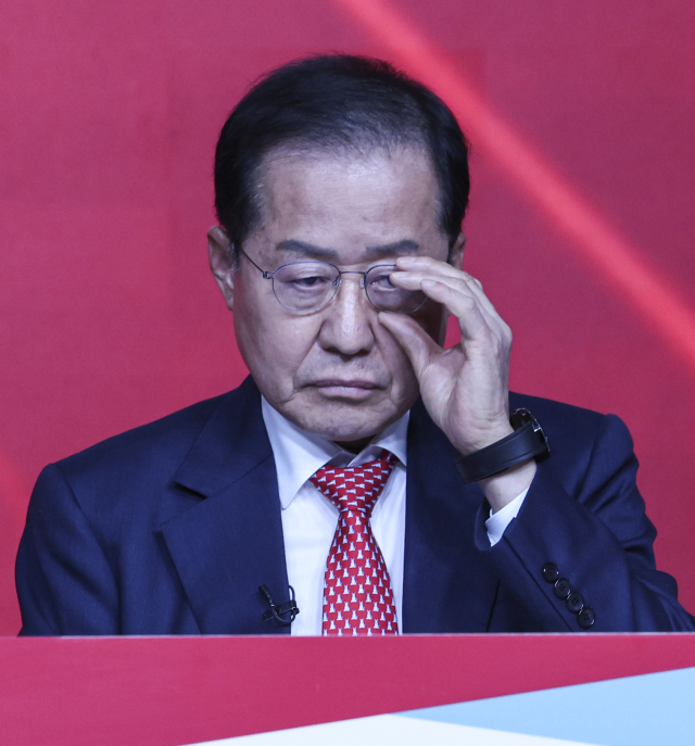 지난달 20일 서울 강서구 ASSA아트홀에서 열린 국민의힘 제21대 대통령 후보자 1차 경선 조별 토론회에서 B조 홍준표 후보가 안경을 고쳐쓰고 있다. 연합뉴스