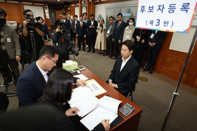개혁신당 이준석 대선 후보가 10일 경기도 과천 중앙선거관리위원회에서 제21대 대통령선거 후보 등록을 하고 있다. 연합뉴스
