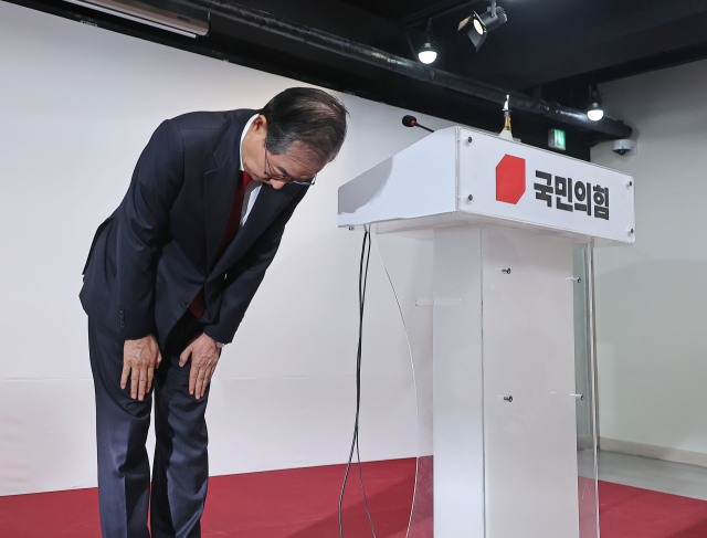 한덕수 대선 예비후보가 10일 서울 여의도 국민의힘 중앙당사에서 긴급 기자회견에 참석하며 인사하고 있다. 연합뉴스