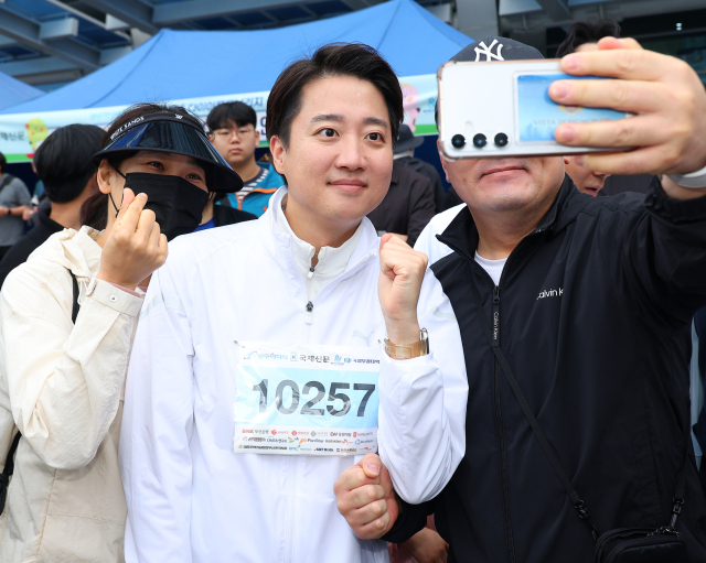 개혁신당 이준석 대선 후보가 11일 오전 부산 해운대구 벡스코 일대에서 열린 다이아몬드브릿지 걷기축제에 참가해 시민들과 사진을 찍고 있다. 연합뉴스