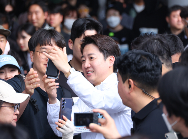 개혁신당 이준석 대선 후보가 11일 오전 부산 해운대구 벡스코 일대에서 열린 다이아몬드브릿지 걷기축제에 참가해 시민들에게 인사하고 있다. 연합뉴스