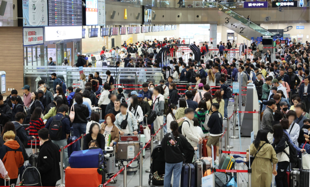 5월 징검다리 연휴 첫날인 지난 1일 오전 부산 강서구 김해국제공항 국제선 출국장이 출국 수속을 하는 여행객들로 붐비고 있다. 부산일보DB