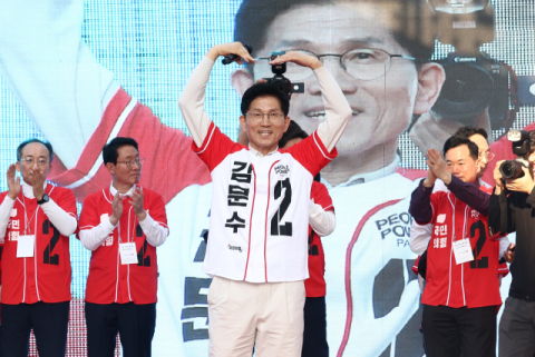 고개 숙인 '꼿꼿 문수'…12·3 비상계엄 첫 공식 사과