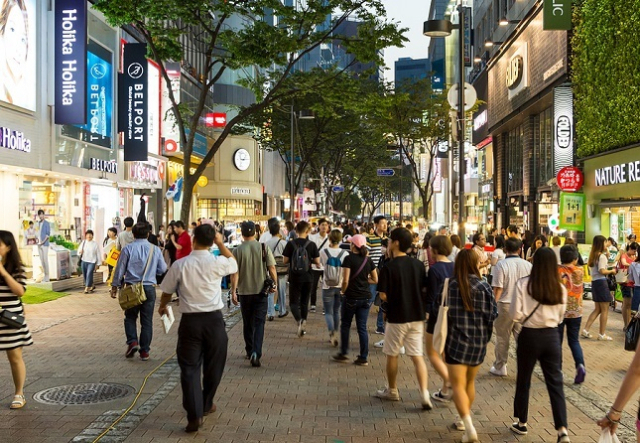 전국의 인구감소지역에서 실제 생활하는 사람 중 평균 33%는 해당 지역에 주민등록이 안돼 있는 체류형 생활인구로, 이들이 지역에서 각종 서비스를 받을 수 있도록 생활등록제를 도입해야 한다는 제언이 나왔다. 이미지투데이