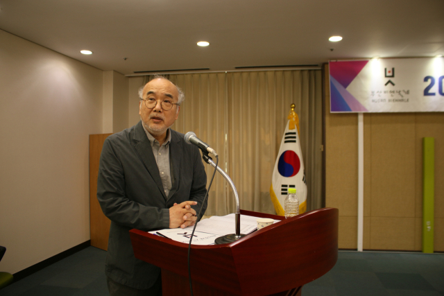 14일 부산시청 회의실에서 열린 (사)부산비엔날레조직위원회 2025년도 제1차 임시총회에 참석해 인사말을 하는 이준 신임 집행위원장. 부산비엔날레조직위원회 제공