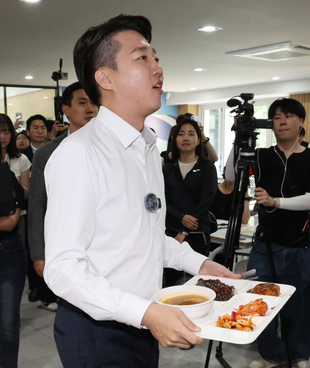 이준석 후보가 14일 부산 금정구 부산대학교 학생식당에서 진행된 ‘학식먹자 이준석’ 행사에서 식판에 음식을 담아 자리로 이동하고 있다. 정종회 기자 jjh@