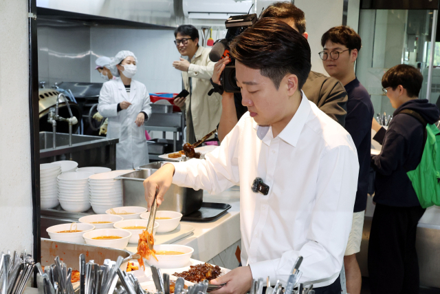 이준석 후보가 14일 부산 금정구 부산대학교 학생식당에서 진행된 ‘학식먹자 이준석’ 행사에서 식판에 음식을 담고 있다. 정종회 기자 jjh@