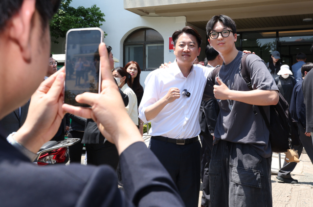 이준석 후보가 14일 부산 금정구 부산대학교 학생식당에서 진행된 ‘학식먹자 이준석’ 행사를 마치고 학생들과 기념사진을 찍고 있다. 정종회 기자 jjh@