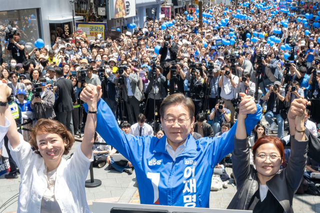 6·3 대통령 선거가 20일 앞으로 다가온 14일 각 당 후보들의 부산·울산·경남(PK) 구애가 고조되는 가운데, 더불어민주당 이재명 대선후보가 이날 부산 서면에서 유세전을 펼치고 있다. 김종진 기자 kjj1761@