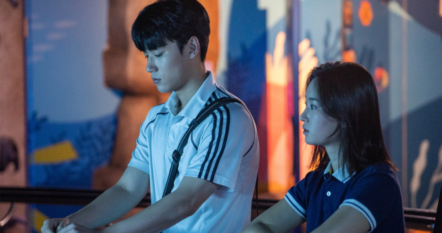 영화 ‘보이 인 더 풀’에서 우주(왼쪽·이민재)가 석영(효우)와 대화하는 모습. 둘 사이엔 묘한 기류가 흐르지만 주 감정선이 멜로와는 거리가 있습니다. (주)트리플픽쳐스 제공