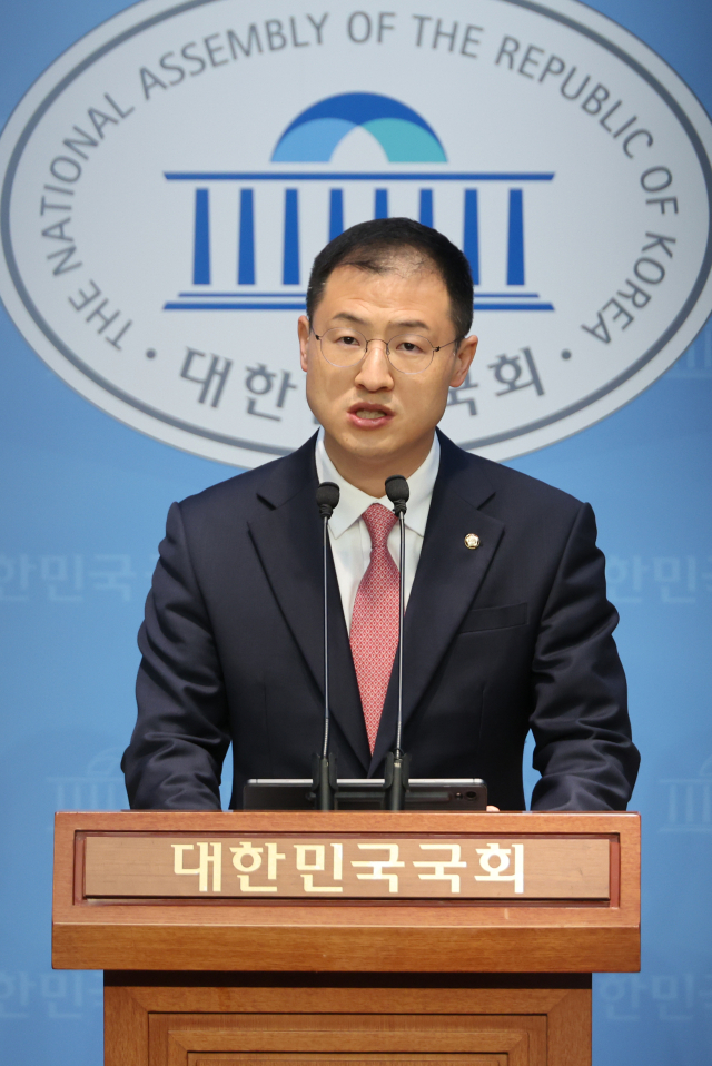 국민의힘을 탈당한 무소속 김상욱 의원이 15일 서울 여의도 국회 소통관에서 더불어민주당 이재명 대선 후보에 대한 지지를 선언하는 기자회견을 하고 있다. 연합뉴스