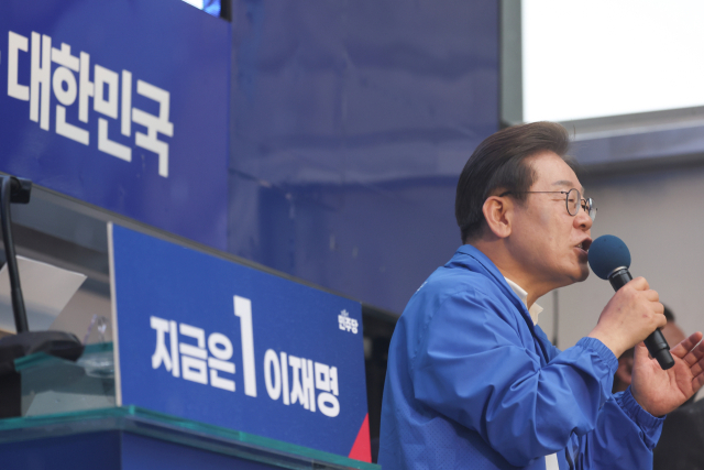 더불어민주당 이재명 대선후보가 15일 전남 순천시 연향동 패션의 거리에서 열린 유세에서 연설하고 있다. 연합뉴스