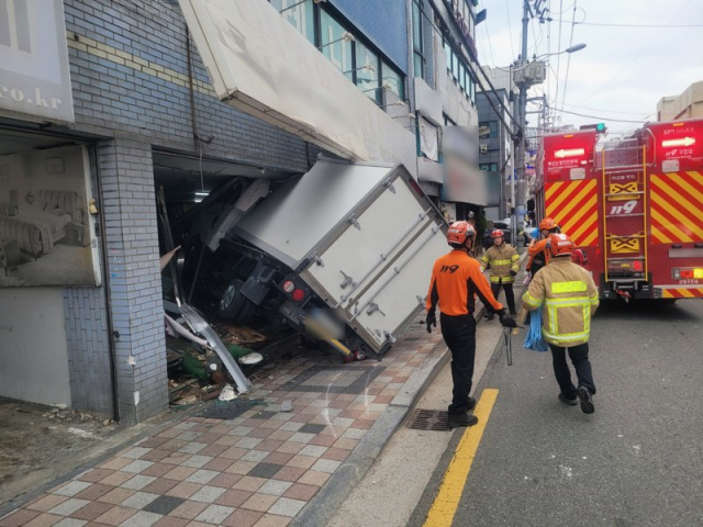 16일 오후 2시께 부산 금정구 장전동에서 왕복 2차로를 달리던 1t 화물차가 중앙선을 넘어 반대편에 있던 가구 판매점으로 돌진해 유리창을 들이받았다. 금정경찰서 제공