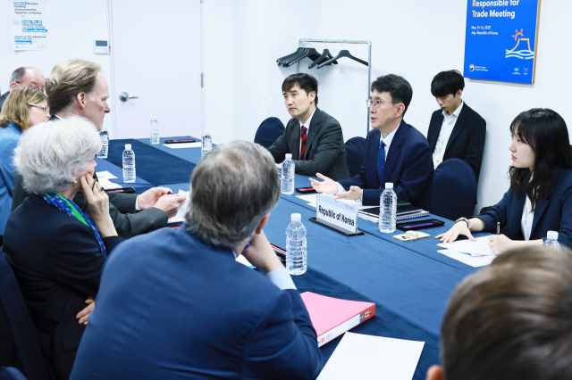 박종원 산업통상자원부 통상차관보가 지난 16일 제주 서귀포시 제주국제컨벤션센터(ICC)에서 열린 '2025 APEC 통상장관회의'에서 이안 매케이 캐나다 주일본 대사 겸 인도·태평양 특별대표와 면담하고 있다. 산업부 제공