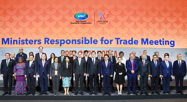 지난 15일 오후 제주 서귀포시 제주국제컨벤션센터에서 열린 ‘APEC 2025 통상장관회의’ 개회식에서 정인교 산업통상자원부 통상교섭본부장이 제이미슨 그리어 미국 무역대표부(USTR) 대표, 리청강 중국 상무부 국제무역담판대표 겸 부부장 등 참석자들과 기념촬영하고 있다. 산업부 제공