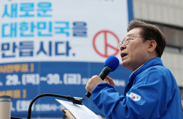 더불어민주당 이재명 대선후보가 17일 전남 나주시 금성관 망화루 앞에서 열린 유세에서 투표 홍보 현수막 아래서 연설하고 있다. 연합뉴스