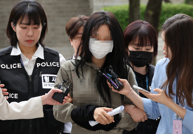 축구 국가대표팀 주장 손흥민의 아이를 임신했다고 주장하며 손 씨에게 돈을 뜯어내려 한 20대 여성 양 모 씨가 17일 영장실질심사를 받기 위해 서울중앙지법에 들어서고 있다. 연합뉴스