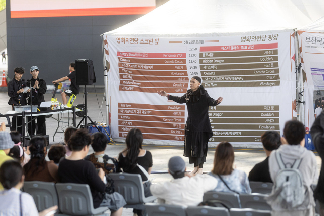 지난해 제21회 부산국제연극제에서 진행된 거리 공연 '다이나믹 스트릿' 모습. 올해에도 영화의전당 야외광장에서 다양한 공연이 펼쳐진다. BIPAF 제공