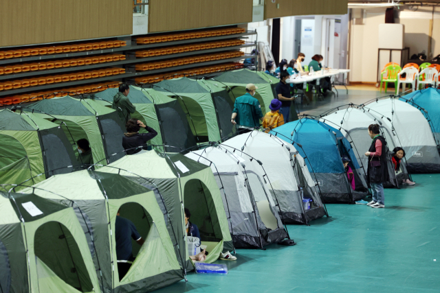 금호타이어 광주공장 화재가 발생한 17일 오후 광주 광산구 광주여자대학교 체육관에 마련된 대피소에서 주민들이 이동하고 있다. 연합뉴스