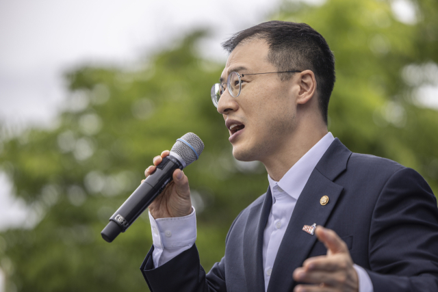 무소속 김상욱 의원이 16일 전북 익산시 익산역 동부광장에서 열린 더불어민주당 이재명 대선후보 유세에 참가해 연설하고 있다. 연합뉴스