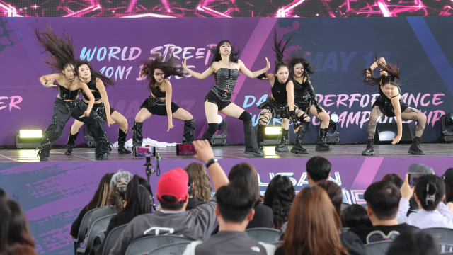 18일 부산 해운대구 영화의전당에서 열린 ‘2025 부산스텝업댄스페스티벌’에서 K-POP 댄스 챔피언십 부문에 참가한 팀 ‘제이킹덤’이 화려한 퍼포먼스를 선보이고 있다. 정종회 기자 jjh@