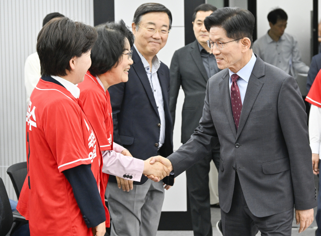 국민의힘 김문수 대선후보가 18일 경제 공약 발표를 위해 서울 여의도 국민의힘 중앙당사에 들어서고 있다. 연합뉴스