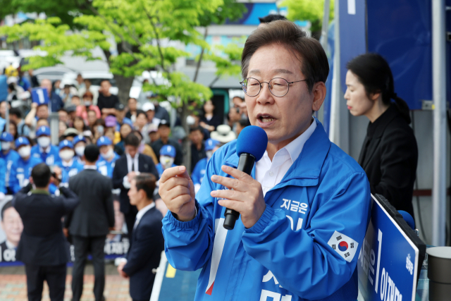 더불어민주당 이재명 대선 후보가 16일 전북 군산시 구시청광장에서 열린 유세에서 지지를 호소하는 연설을 하고 있다. 연합뉴스