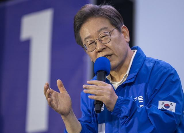 더불어민주당 이재명 대선후보가 15일 전남 목포시 평화광장 원형상가 앞에서 열린 유세에서 지지를 호소하는 연설을 하고 있다. 연합뉴스