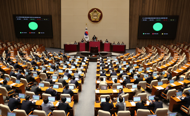윤석열 당시 대통령의 12·3 비상계엄 발동 다음날인 지난해 12월 4일 새벽 국회 본회의에서 비상계엄 해제 요구 결의안이 처리됐다. 해당 사태로 정치권에서는 개헌이 화두가 된 가운데 여기에는 지방분권이 담겨야한다는 목소리가 분출한다. 연합뉴스