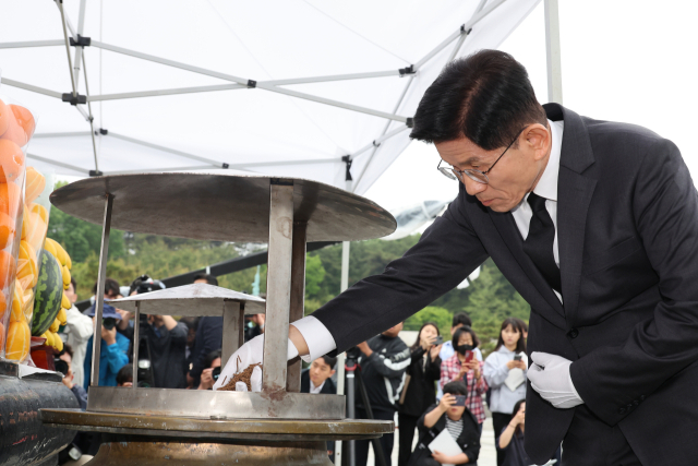 더불어민주당 이재명, 개혁신당 이준석 대선후보가 18일 광주 북구 국립 5·18민주묘지에서 열린 5·18민주화운동 45주년 기념식에서 ‘임을 위한 행진곡’을 제창하고 있다(위). 국민의힘 김문수 대선후보는 이에 앞서 전날(17일) 5·18 민주묘지를 찾아 참배했다. 연합뉴스