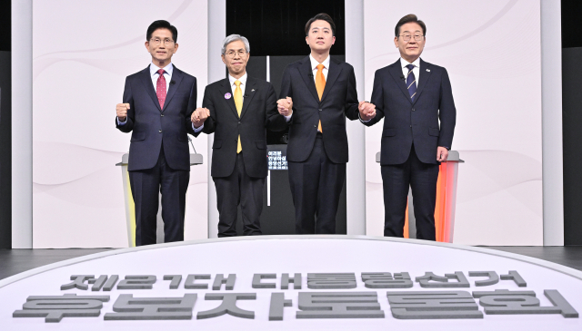 국민의힘 김문수(왼쪽부터)·민주노동당 권영국·개혁신당 이준석·더불어민주당 이재명 대선후보가 18일 서울 마포구 상암동 SBS 프리즘센터 스튜디오에서 열린 제21대 대선 1차 후보자 토론회 시작에 앞서 기념촬영을 하고 있다. 연합뉴스