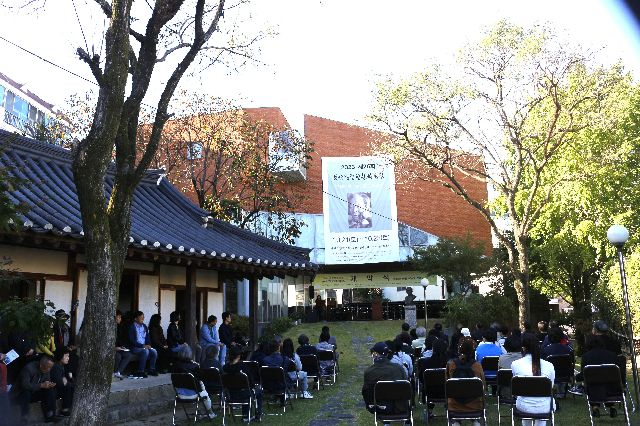 요산김정한기념사업회는 정부 공모에 당선된 인문학과 문학 프로그램을 진행한다. 사진은 요산문학축전 모습. 부산일보DB