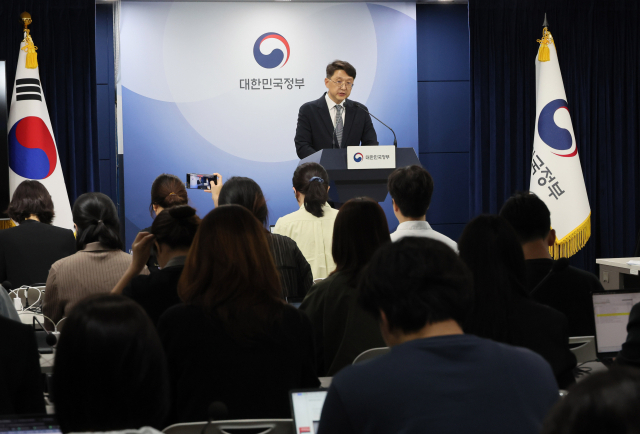 최우혁 과학기술정보통신부 정보보호네트워크정책관이 19일 서울 종로구 정부서울청사에서 SK텔레콤 개인정보 침해사고 관련 민관합동 조사결과 2차 발표 브리핑을 하고 있다. 연합뉴스