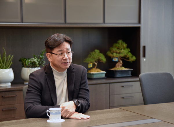 아이티센글로벌이 올해 1분기 기준 역대 최대 실적을 경신했다. 사진은 아이티센그룹 강진모 회장. 부산일보DB