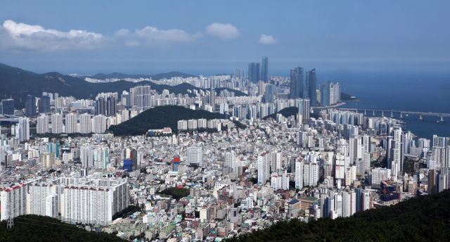 부산 수영구 금련산 전망대에서 바라본 수영구와 해운대구의 도심 모습. 정종회 기자 jjh@