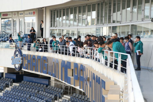 경남 창원시가 NC파크 재개장을 위한 시설 보수와 안전 점검 완료 했다. 지난 19일 시민과 야구팬 등이 창원NC파크 내부 시설물을 살펴보고 있다. 창원시 제공