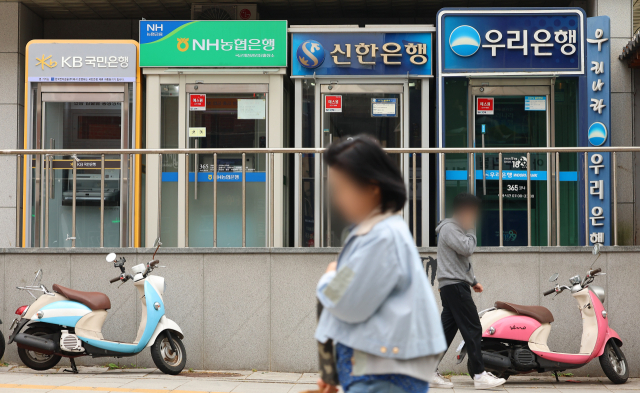 지난달 은행권 가계대출 금리가 하락했지만 은행채 장기물 금리가 오르면서 가계 주택담보대출 금리는 다섯 달 만에 반등했다. 시내의 ATM 모습. 연합뉴스