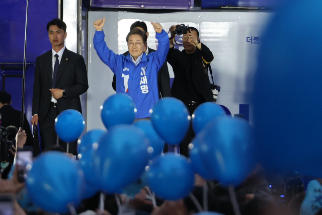더불어민주당 이재명 대선 후보가 20일 경기 김포시 구래역 문화의거리에서 열린 유세에서 지지자들을 향해 인사하고 있다. 연합뉴스