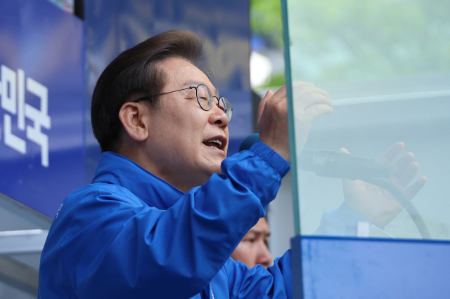 더불어민주당 이재명 대선 후보가 20일 경기 파주시 금릉역 중앙광장에서 열린 유세에서 시민들에게 지지를 호소하고 있다. 연합뉴스