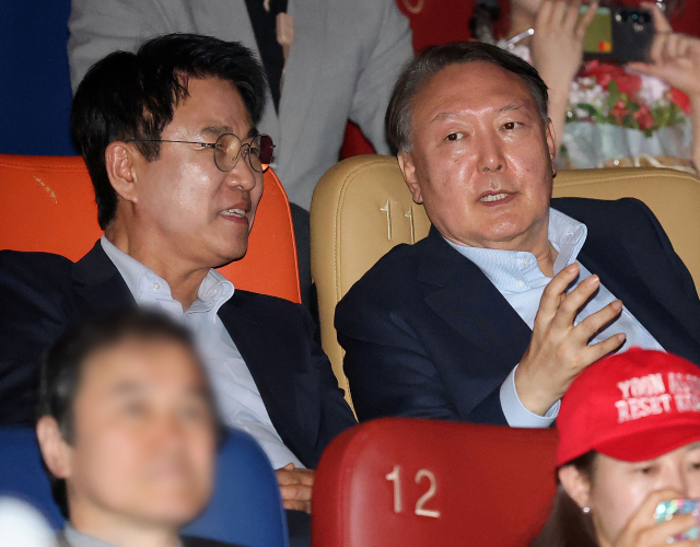 윤석열 전 대통령이 21일 서울 메가박스 동대문에서 영화 ‘부정선거, 신의 작품인가’ 관람하고 있다. 연합뉴스