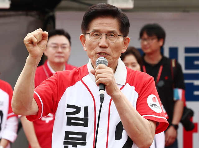 국민의힘 김문수 대선 후보가 21일 경기 동두천시 지행역 광장에서 유세를 하고 있다. 연합뉴스